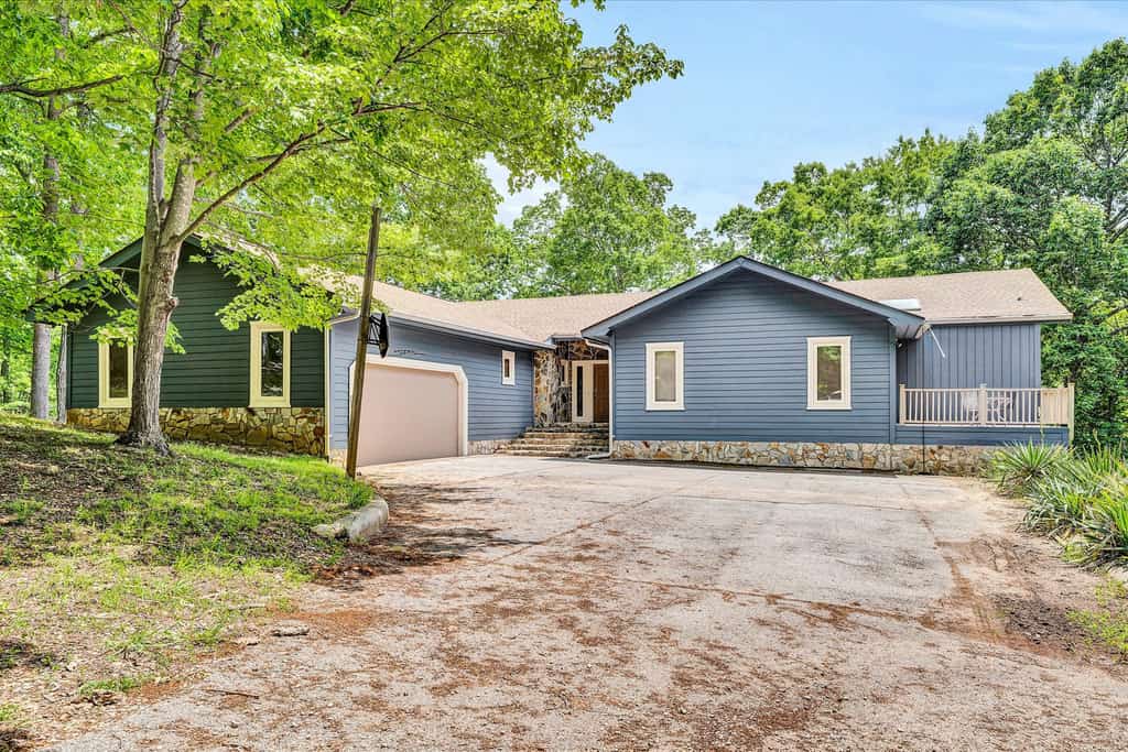 The Main House - Lakefront home with private hot tub & balcony