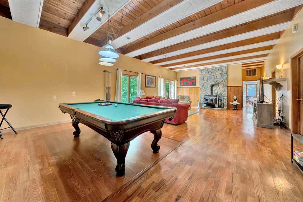The Main House - Lakefront, dog-friendly, private hot tub, pool table & balcony