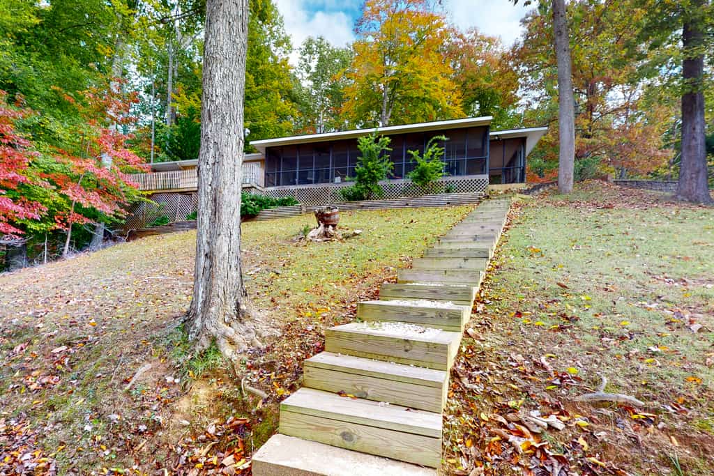 A Quiet Cove - Lakefront home on quiet cove with private dock & floater