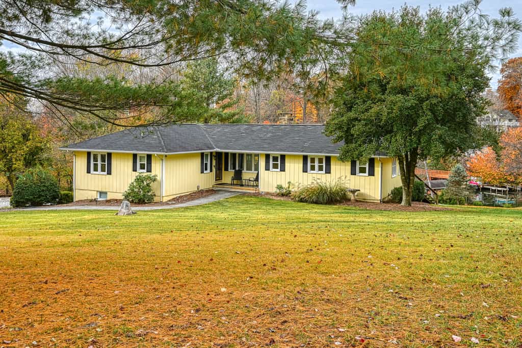 Yellow Fellow - Lake house with hot tub, waterfront deck, swimming cove & firepit