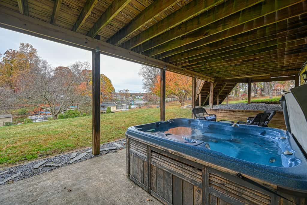 Yellow Fellow - Lake house with hot tub, waterfront deck, swimming cove & firepit
