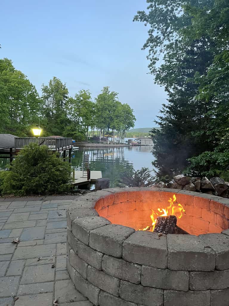 Otter Crossing - Spacious dog-friendly house w/fire pit, deck, patio & grill
