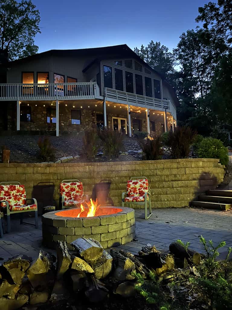 Otter Crossing - Spacious dog-friendly house w/fire pit, deck, patio & grill