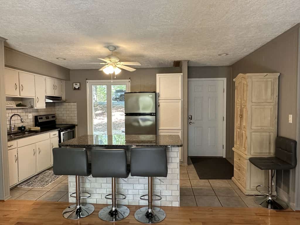 Humble Hideaway - Inviting lakefront home with firepit, balcony & W/D - dog-friendly