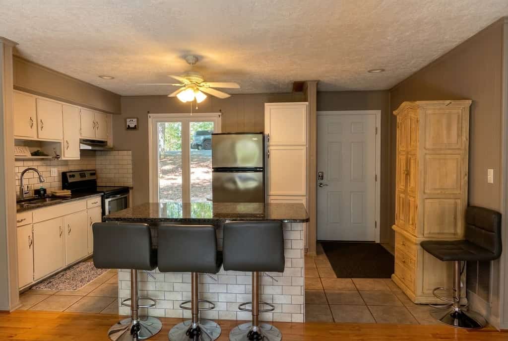 Humble Hideaway - Inviting lakefront home with firepit, balcony & W/D - dog-friendly
