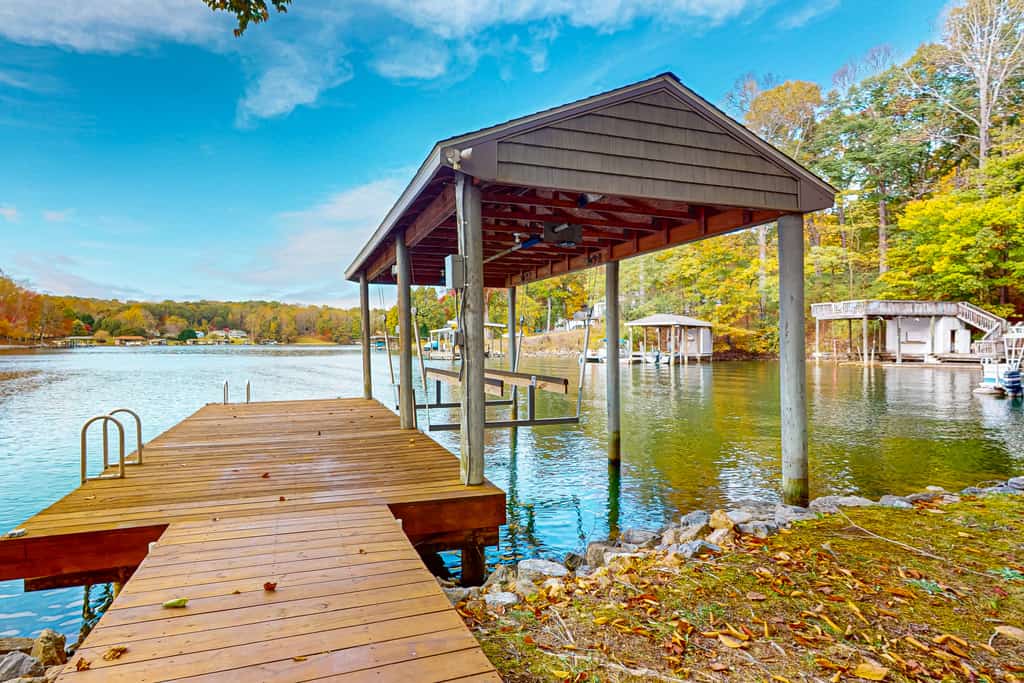 Bears Den at Acorn Dr - Lakefront, Pet Friendly Cottage with Hot Tub, Balcony, and Dock