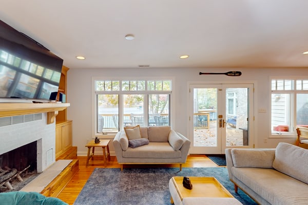 Bears Den at Acorn Dr - Lakefront, Pet Friendly Cottage with Hot Tub, Balcony, and Dock