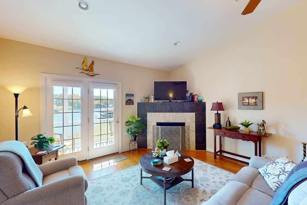 Lakeshore Glenn - Spacious home w/shared pool, tennis & basketball courts.