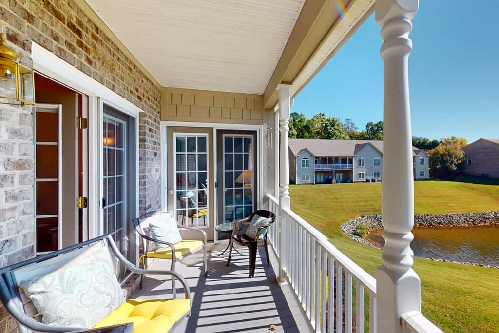Lakeshore Glenn - Spacious home w/shared pool, tennis & basketball courts.