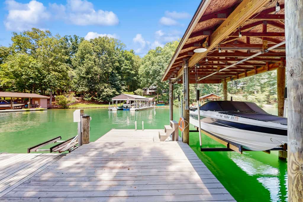 Pawsitive Retreat - Pet Friendly home with enclosed yard, hot tub, 2 Kayaks, 2 SUPs & inflatables