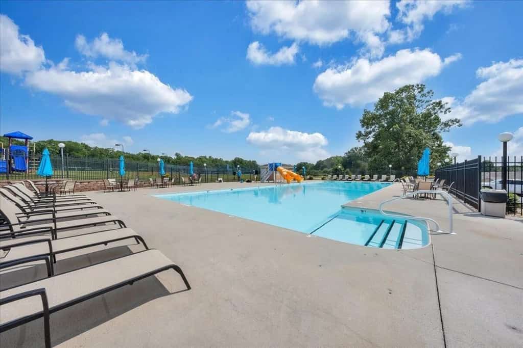 The Pointe - Peaceful resort studio, beach, game room & lake access