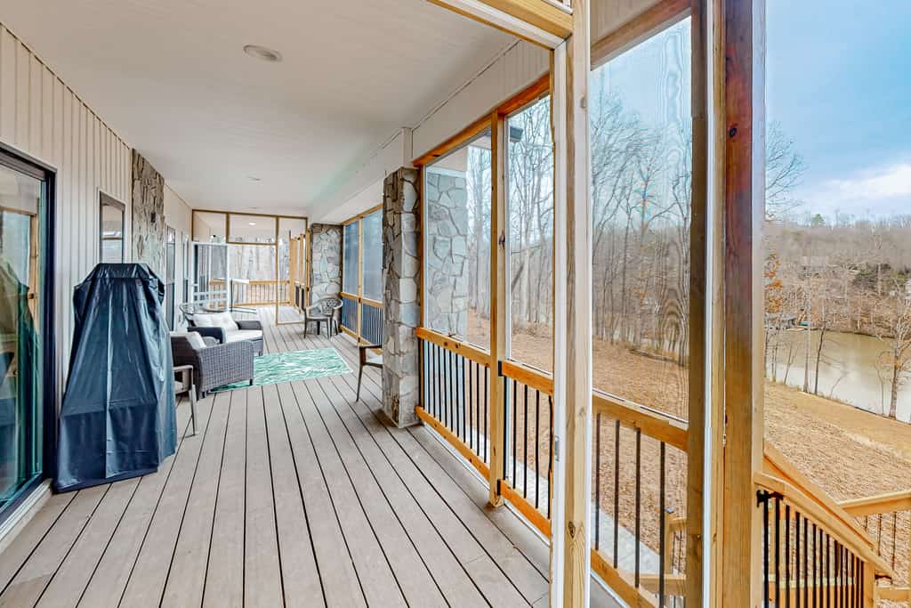 LaWi Lakehouse - Stunning lakefront oasis with a kayak, large deck, games, & tranquil views