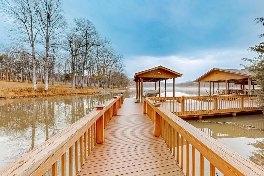 LaWi Lakehouse - Stunning lakefront oasis with a kayak, large deck, games, & tranquil views