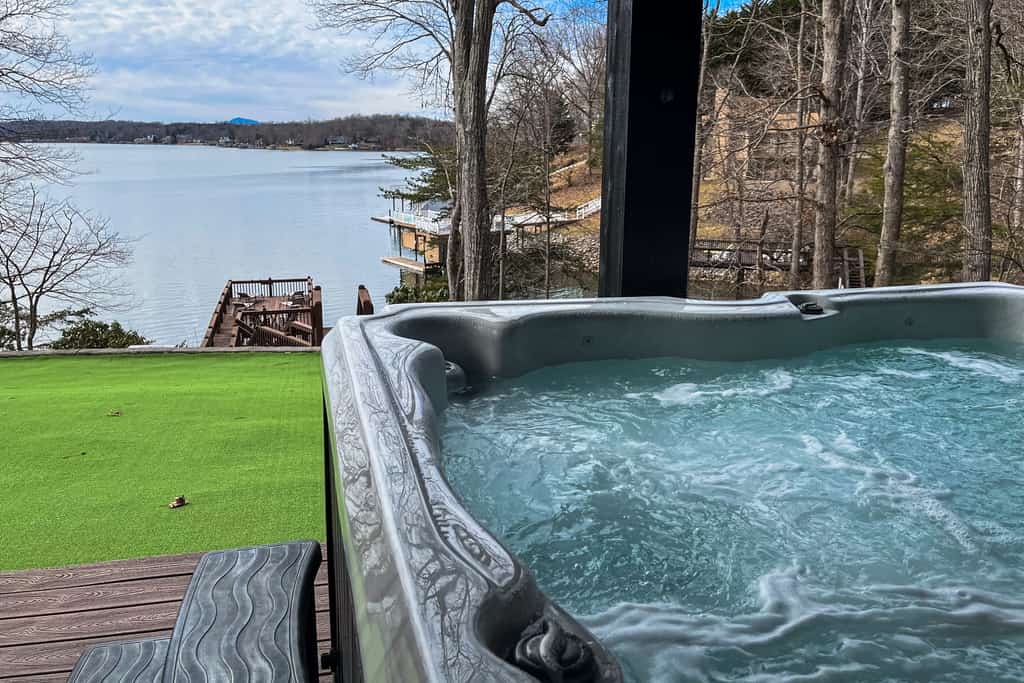 LakeDaze - Spacious dog-friendly lakefront house w/dock, hot tub & putting green