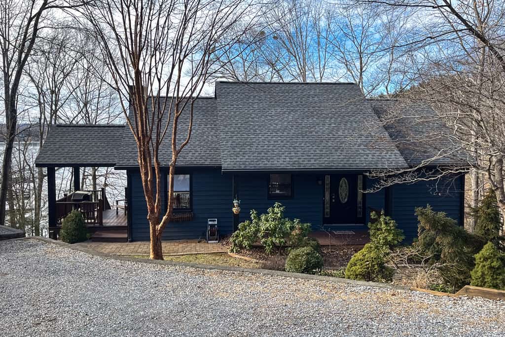 LakeDaze - Spacious dog-friendly lakefront house w/dock, hot tub & putting green