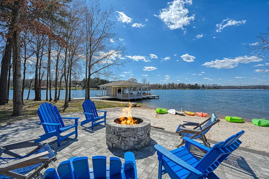 5BR and 5.5 BA Lakefront Home w/private hot tub and dogs ok!