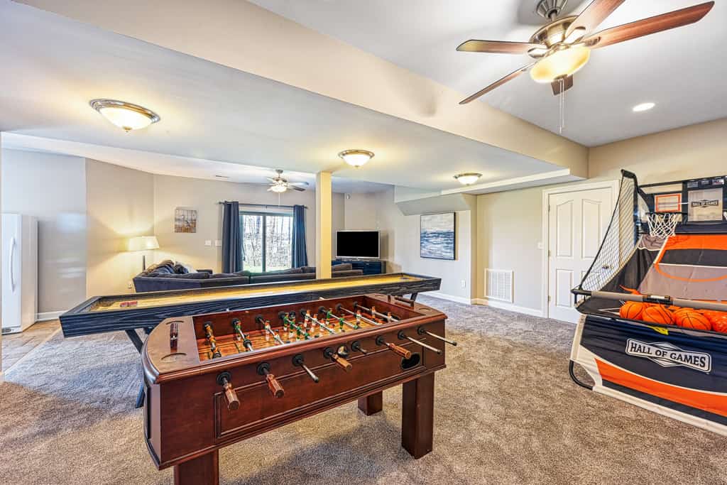 5BR and 5.5 BA Lakefront Home w/private hot tub and dogs ok!
