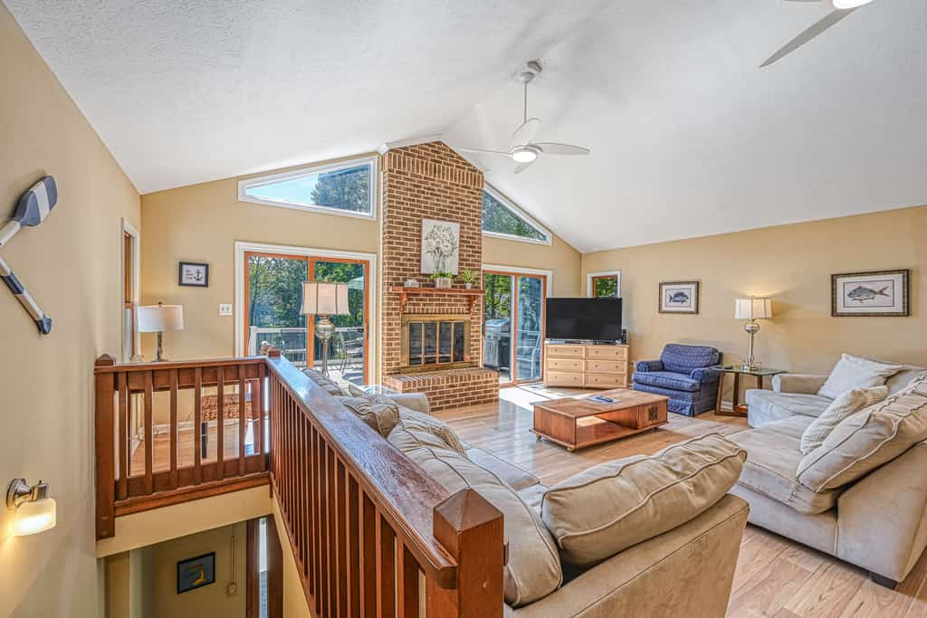 Lakefront family home in gated community with swimming area & dock - dogs OK