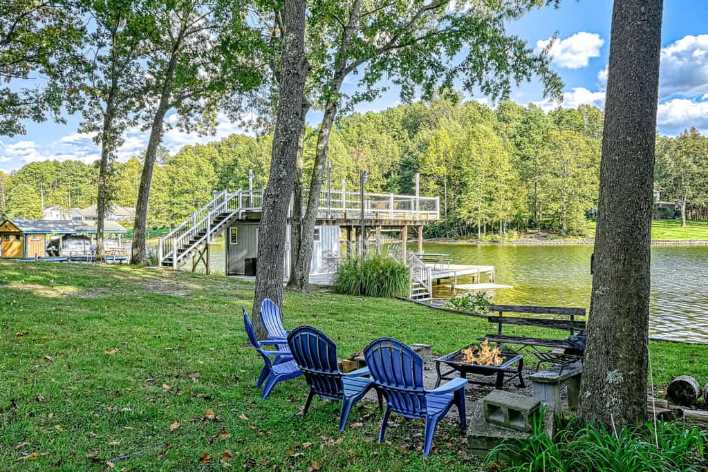 Lakefront family home in gated community with swimming area & dock - dogs OK
