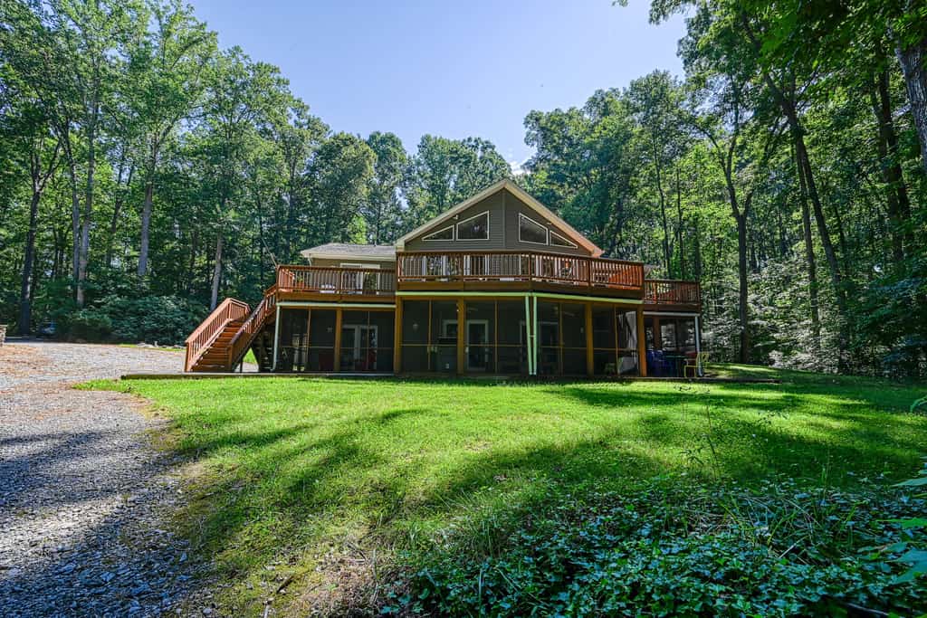 Lakefront with deck, hot tub, game room, kayaks, & fireplace