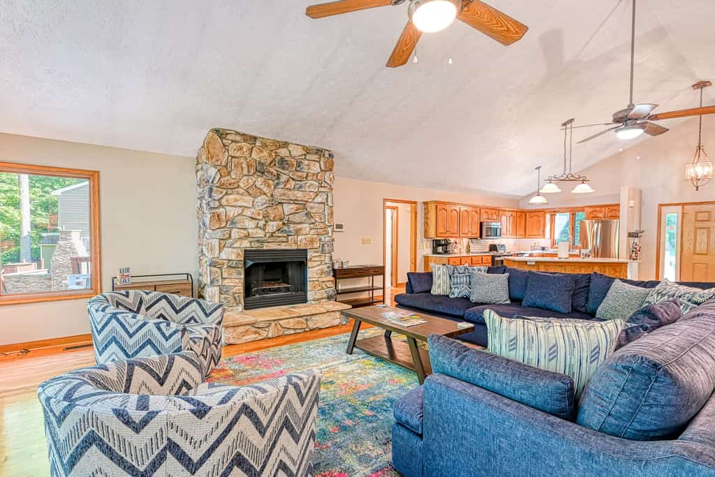 Lakefront with deck, hot tub, game room, kayaks, & fireplace