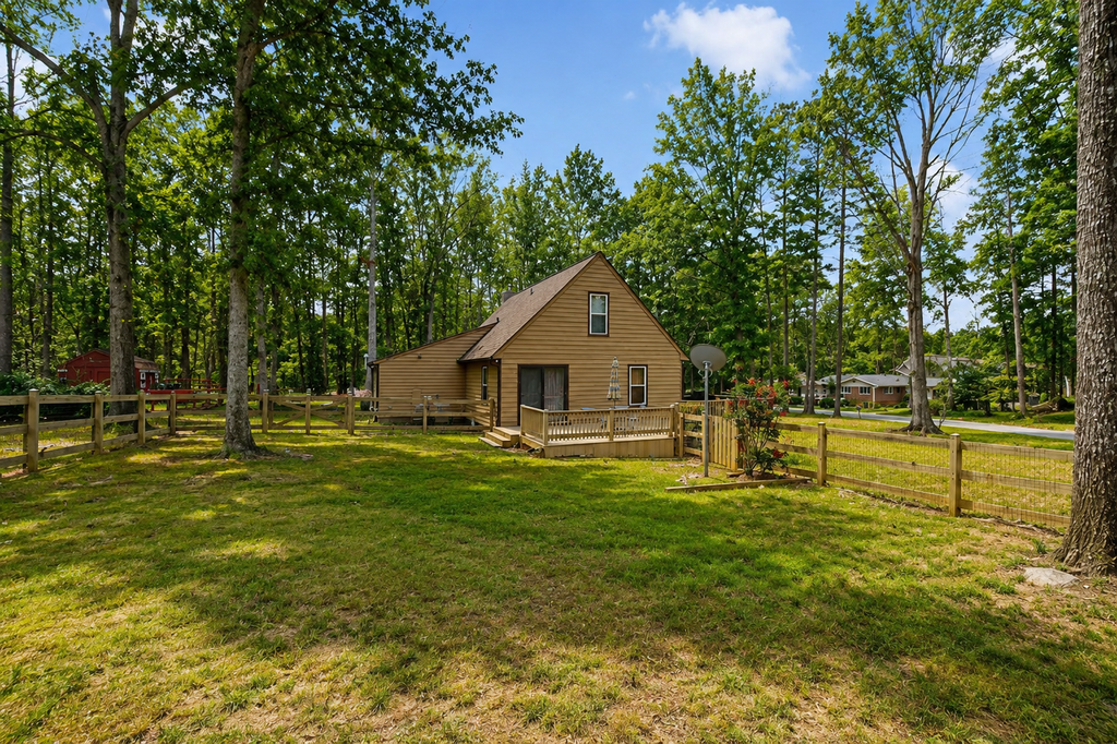 Lake Anna home on large corner lot with kayaks, paddleboard, firepit & grill