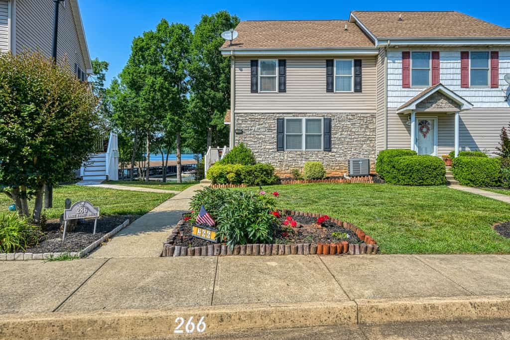 Beautiful waterfront townhouse w/ perfect location, fireplace & WiFi