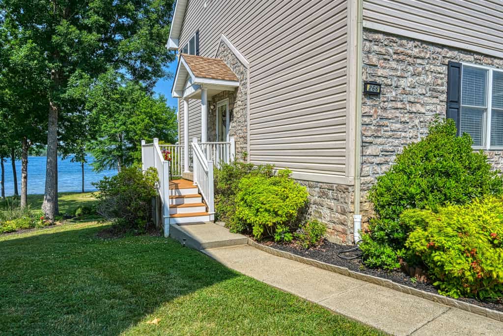 Beautiful waterfront townhouse w/ perfect location, fireplace & WiFi