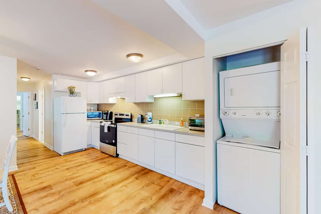 Second-floor condo with full kitchen, washer/dryer, central AC, & boat slip use