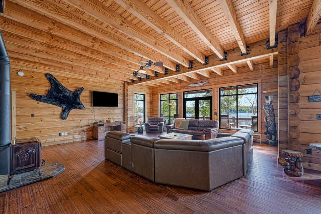 Lakefront Cabin w/ Hot Tub, Boat Dock, WiFi, a Game Room & Firepit - Dogs OK