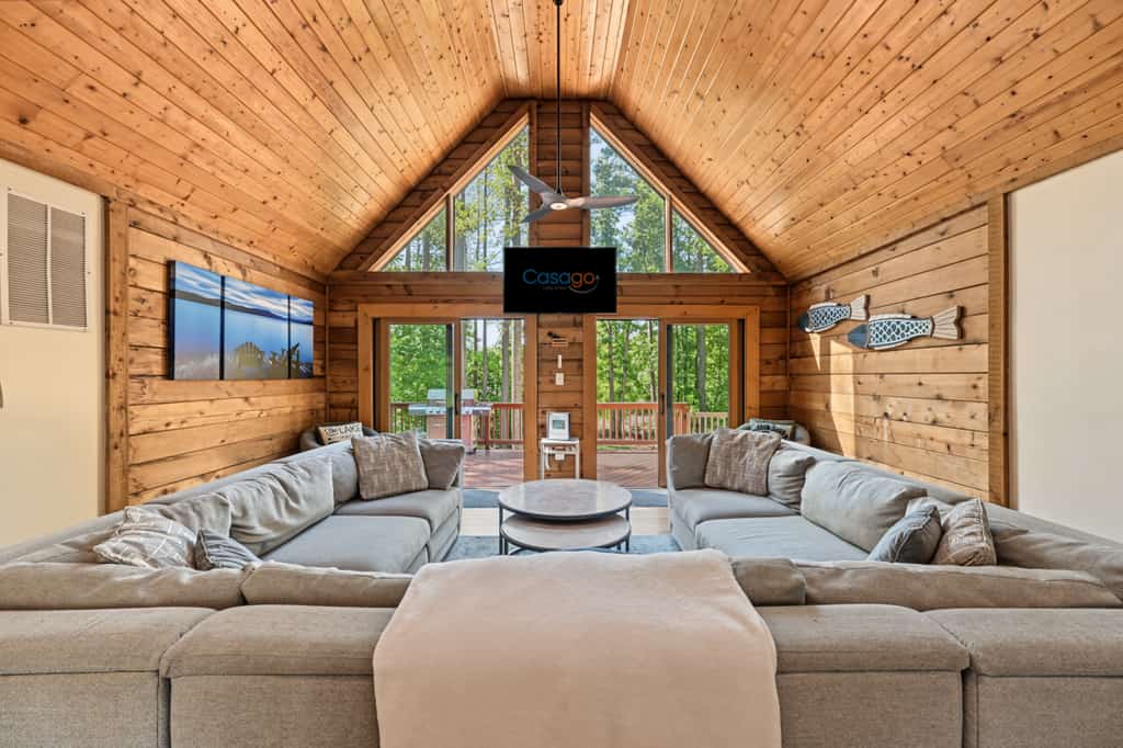 Lakefront Dog Friendly with boat mooring, deck, hot tub, game room & fast WiFi