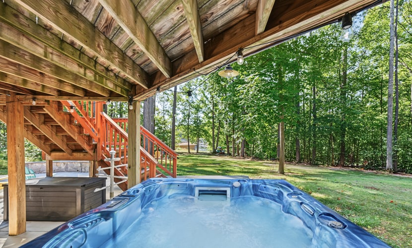 Lakefront Dog Friendly with boat mooring, deck, hot tub, game room & fast WiFi