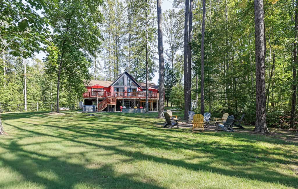 Lakefront Dog Friendly with boat mooring, deck, hot tub, game room & fast WiFi