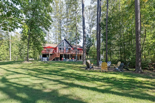 Lakefront Dog Friendly with boat mooring, deck, hot tub, game room & fast WiFi