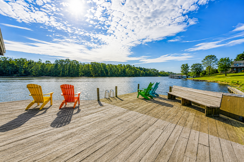 Huge lakefront home with A/C, sunroom, WIFI,game room, deck, & kayaks
