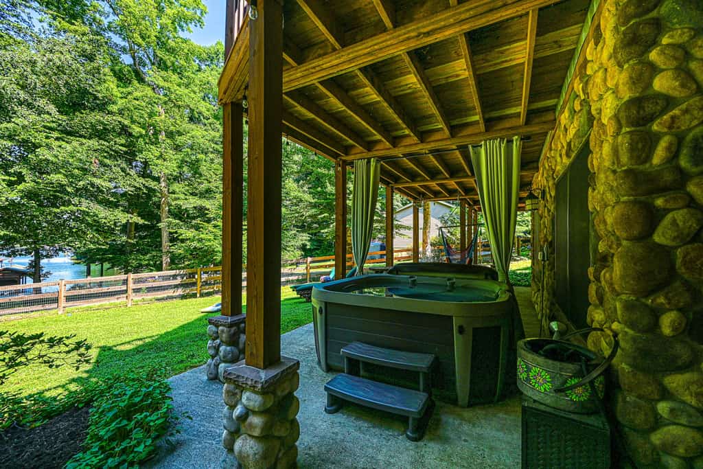 Luxurious lakefront cabin with hot tub, game room, & washer/dryer- dog friendly