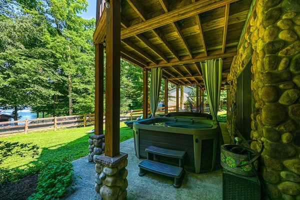 Luxurious lakefront cabin with hot tub, game room, & washer/dryer- dog friendly