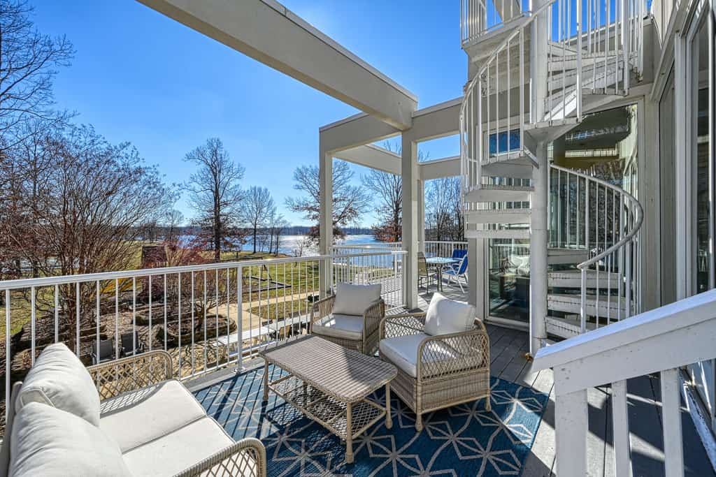 Beautiful Private Lakefront Luxury with Pool Table, Fire Pit, Playground!