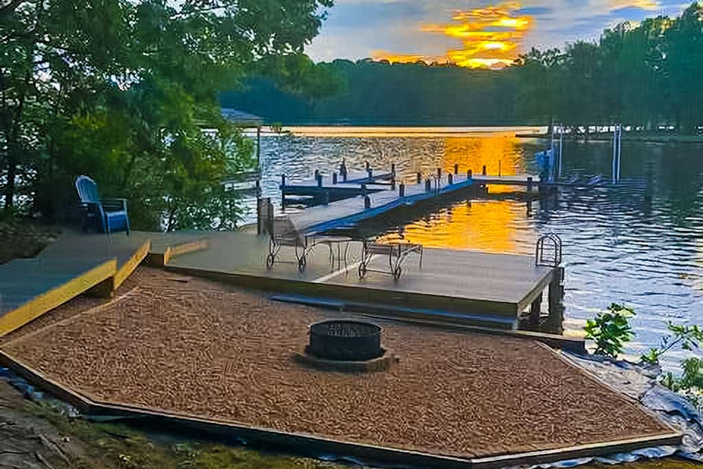 Spacious pet friendly waterfront house with patio & grill