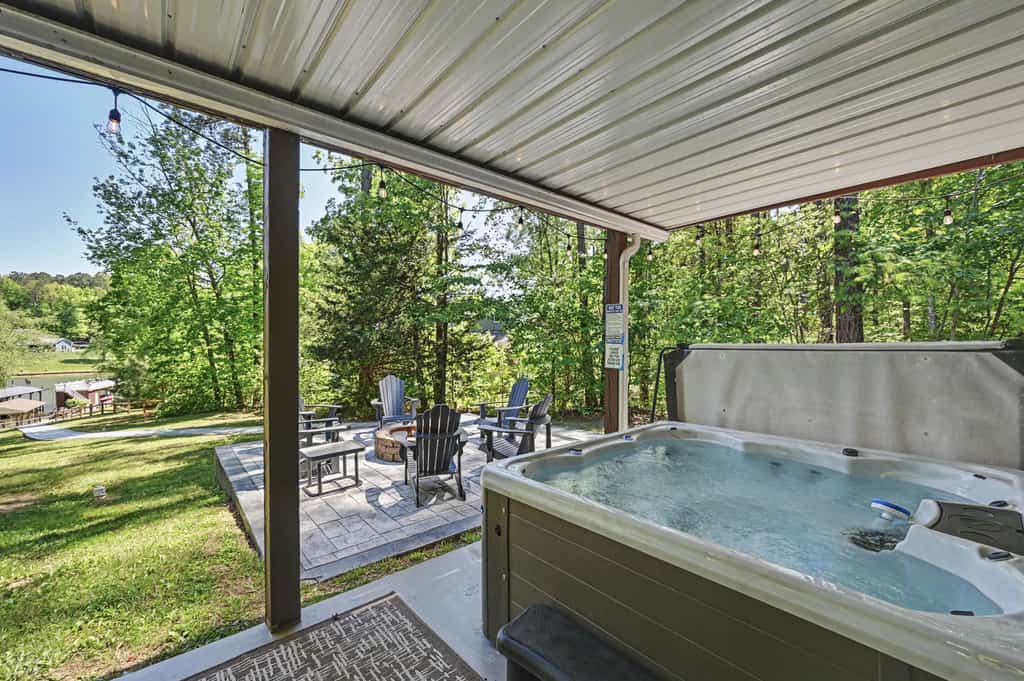 Lakefront - Brand-new hot tub, dock, kayaks, SUP, game room & firepit