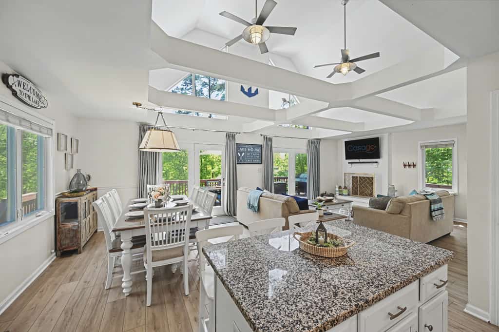 Lakefront - Brand-new hot tub, dock, kayaks, SUP, game room & firepit