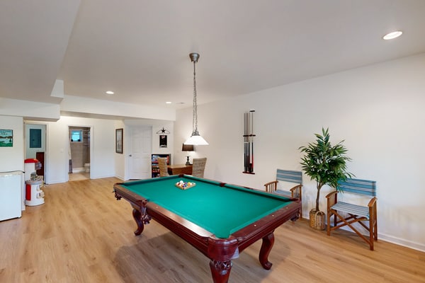 Pet Friendly, pool table, ping pong, fire pit, free WIFI