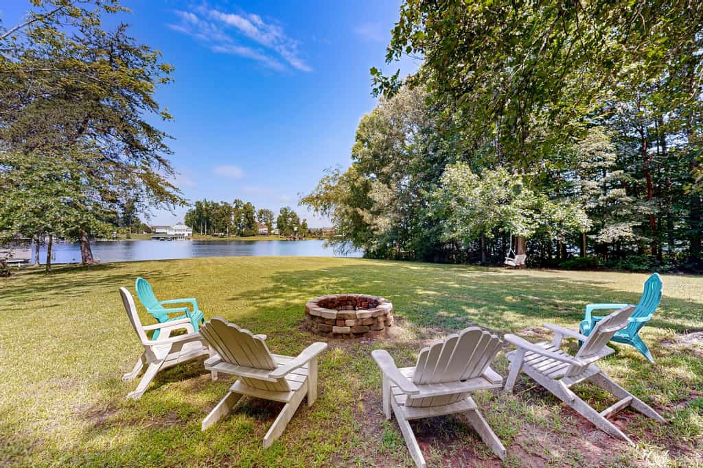 Relaxing lakeside retreat with boathouse, dock, deck, firepit and screened porch