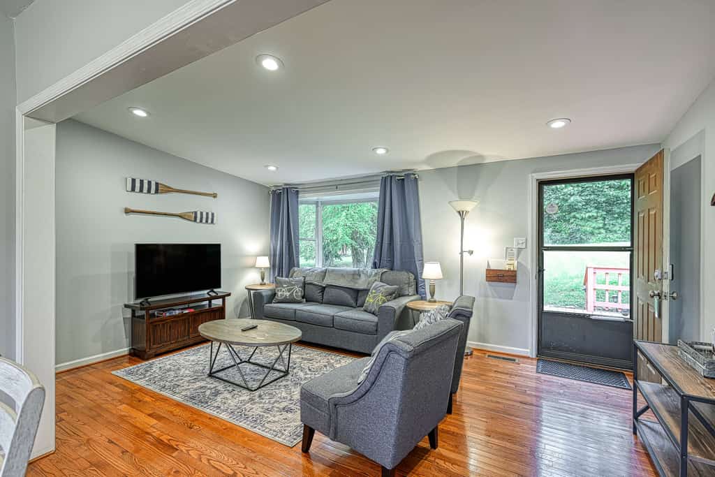 Quiet lake home with two kayaks, furnished deck, grill & fast WiFi - dogs OK