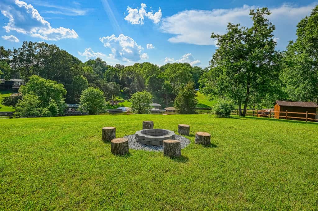 Quiet lake home with two kayaks, furnished deck, grill & fast WiFi - dogs OK