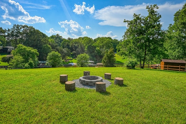 Quiet lake home with two kayaks, furnished deck, grill & fast WiFi - dogs OK