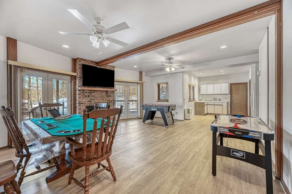 Lakefront dog friendly, private dock, game room, fast WiFi, gas grill, central AC