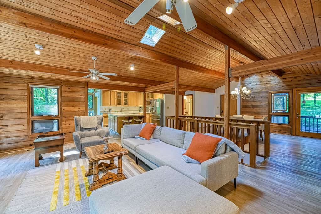 Lakefront retreat w/private dock, fast WiFi, gas grill & central AC, dogs