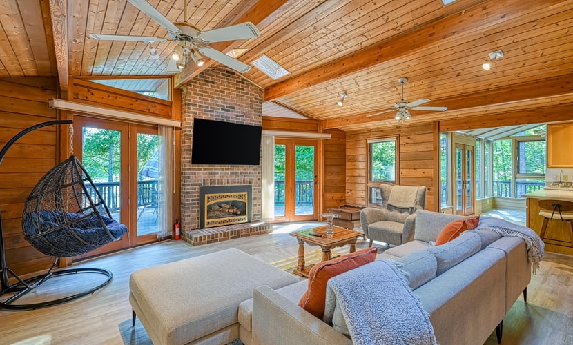 Lakefront retreat w/private dock, fast WiFi, gas grill & central AC, dogs