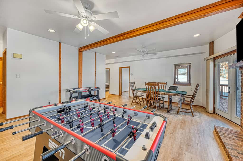 Lakefront dog friendly, private dock, game room, fast WiFi, gas grill, central AC